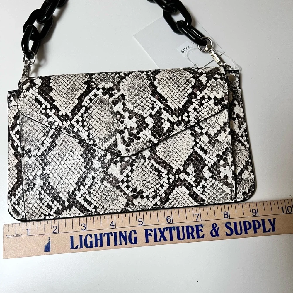 INZI snakeskin pocket shoulder bag.‎ Chunky link strap.